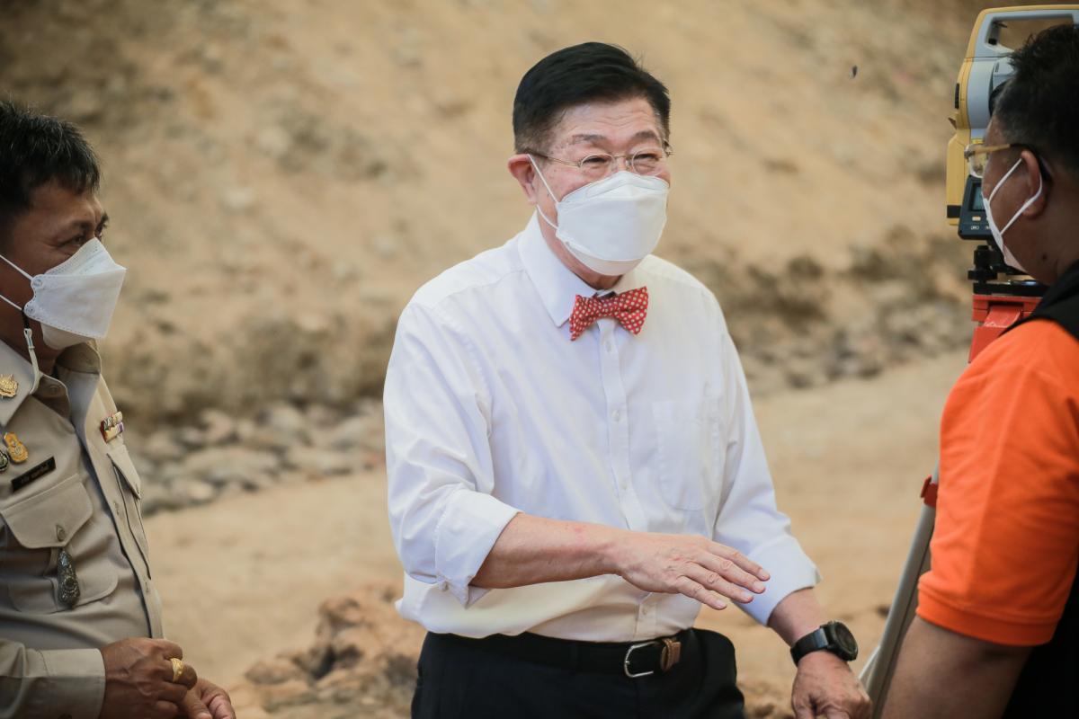 นายกองค์การบริหารส่วนจังหวัดตาก ในฐานะผู้อำนวยการอุทยานธรณีไม้กลายเป็นหินตาก พร้อมด้วยผู้บริหาร และหัวหน้าส่วนการงานองค์การบริหารส่วนจังหวัดตาก ร่วมเป็นสักขีพยานในการวัดความยาวของไม้กลายเป็นหินหลุมที่ 1 ร่วมกับกรมทรัพยากรธรณี ณ อุทยานแห่งชาติดอยสอยมาลัย-ไ