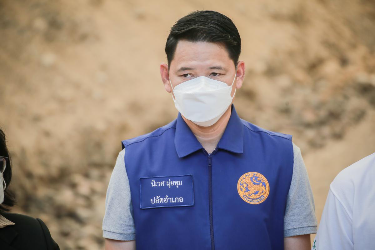 นายกองค์การบริหารส่วนจังหวัดตาก ในฐานะผู้อำนวยการอุทยานธรณีไม้กลายเป็นหินตาก พร้อมด้วยผู้บริหาร และหัวหน้าส่วนการงานองค์การบริหารส่วนจังหวัดตาก ร่วมเป็นสักขีพยานในการวัดความยาวของไม้กลายเป็นหินหลุมที่ 1 ร่วมกับกรมทรัพยากรธรณี ณ อุทยานแห่งชาติดอยสอยมาลัย-ไ