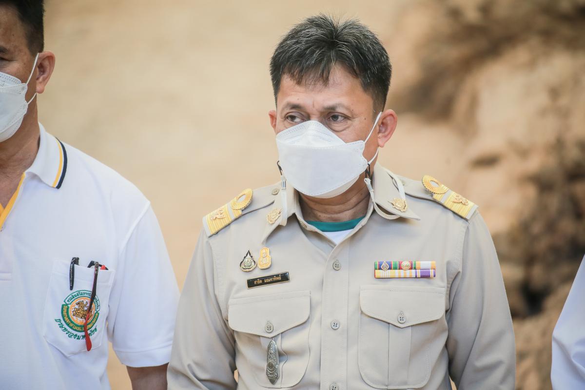 นายกองค์การบริหารส่วนจังหวัดตาก ในฐานะผู้อำนวยการอุทยานธรณีไม้กลายเป็นหินตาก พร้อมด้วยผู้บริหาร และหัวหน้าส่วนการงานองค์การบริหารส่วนจังหวัดตาก ร่วมเป็นสักขีพยานในการวัดความยาวของไม้กลายเป็นหินหลุมที่ 1 ร่วมกับกรมทรัพยากรธรณี ณ อุทยานแห่งชาติดอยสอยมาลัย-ไ