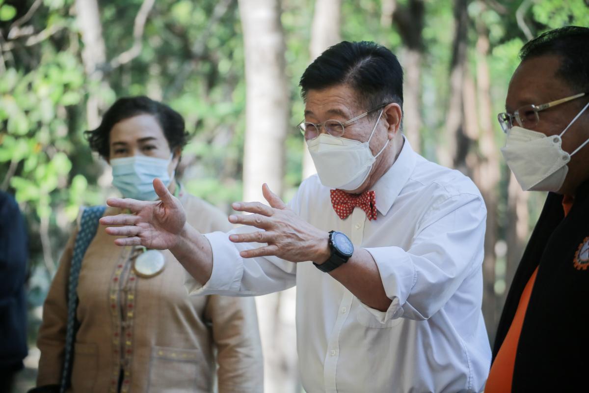 นายกองค์การบริหารส่วนจังหวัดตาก ในฐานะผู้อำนวยการอุทยานธรณีไม้กลายเป็นหินตาก พร้อมด้วยผู้บริหาร และหัวหน้าส่วนการงานองค์การบริหารส่วนจังหวัดตาก ร่วมเป็นสักขีพยานในการวัดความยาวของไม้กลายเป็นหินหลุมที่ 1 ร่วมกับกรมทรัพยากรธรณี ณ อุทยานแห่งชาติดอยสอยมาลัย-ไ