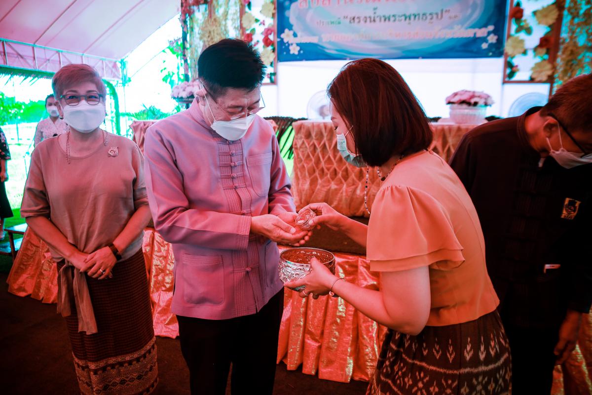องค์การบริหารส่วนจังหวัดตาก ร่วมรดน้ำดำหัวและขอพร นายณัฐวุฒิ ทวีเกื้อกูลกิจ นายกองค์การบริหารส่วนจังหวัดตากและนางกฤตินี ทวีเกื้อกูลกิจ