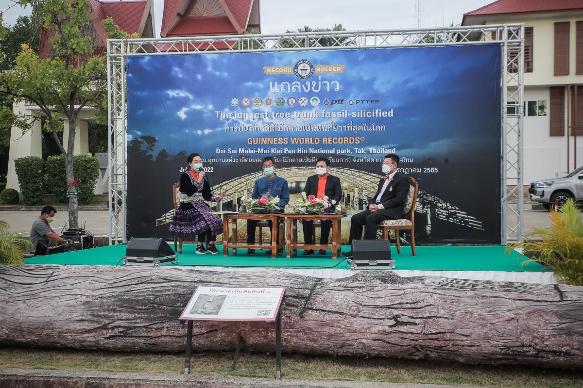 นายกองค์การบริหารส่วนจังหวัดตาก ในฐานะผู้อำนวยการอุทยานธรณีไม้กลายเป็นหินตาก ร่วมงานแถลงข่าวเตรียมจัดงาน “บันทึกสถิติโลก ไม้กลายเป็นหินที่ยาวที่สุดในโลก”
