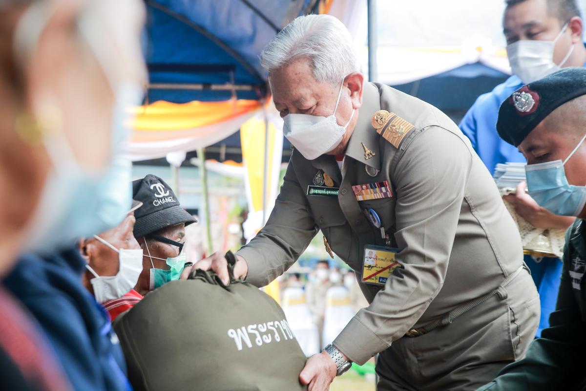 รองนายก อบจ.ตาก เข้าร่วมพิธีและร่วมต้อนรับประธานองคมนตรี และคณะ มอบสิ่งของพระราชทานในโครงการสืบสานพระราชปณิธาน แก่ราษฎรอำเภอท่าสองยาง จังหวัดตาก