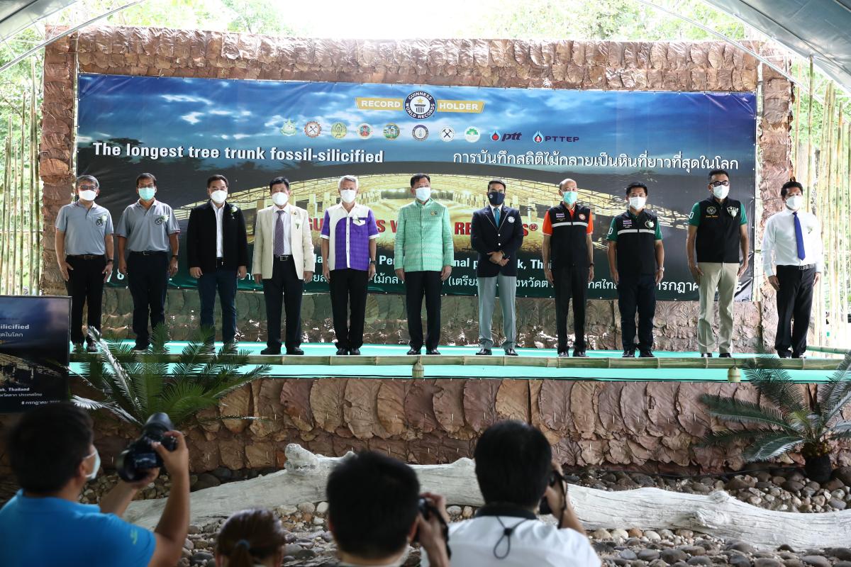 งานรับมอบเอกสารรับรองในงานบันทึกสถิติโลก “ไม้กลายเป็นหินที่ยาวที่สุดในโลก” ต่อ Guinness World Records (GWR)