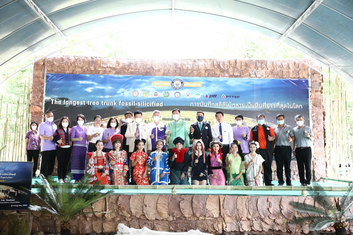 งานรับมอบเอกสารรับรองในงานบันทึกสถิติโลก “ไม้กลายเป็นหินที่ยาวที่สุดในโลก” ต่อ Guinness World Records (GWR)
