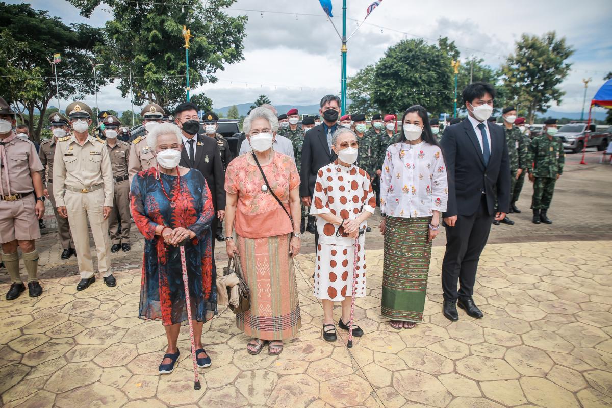 เข้าร่วมพิธีวางพวงมาลาเนื่องในวันคล้ายวันเกิดของ จอมพล ถนอม กิตติขจร