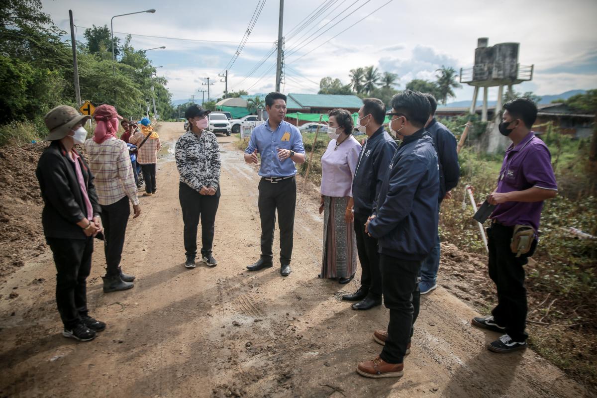 ว่าที่ ดร.ฑีฆะพล ทวีเกื้อกูลกิจ รองนายกองค์การบริหารส่วนจังหวัดตาก พร้อมด้วยคณะผู้บริหาร และเจ้าหน้าที่สำนักช่าง ลงพื้นที่ตรวจติดตามการแก้ปัญหาแม่น้ำวังล้นตลิ่ง กัดเซาะถนนขาด สายทางที่ ตก.ถ. 1-0014. บ้านวังไคร้ - บ้านสองแคว อำเภอสามเงา