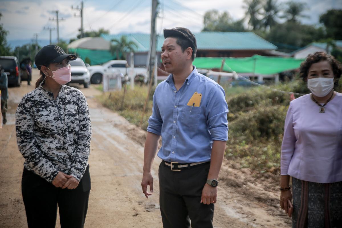 ว่าที่ ดร.ฑีฆะพล ทวีเกื้อกูลกิจ รองนายกองค์การบริหารส่วนจังหวัดตาก พร้อมด้วยคณะผู้บริหาร และเจ้าหน้าที่สำนักช่าง ลงพื้นที่ตรวจติดตามการแก้ปัญหาแม่น้ำวังล้นตลิ่ง กัดเซาะถนนขาด สายทางที่ ตก.ถ. 1-0014. บ้านวังไคร้ - บ้านสองแคว อำเภอสามเงา