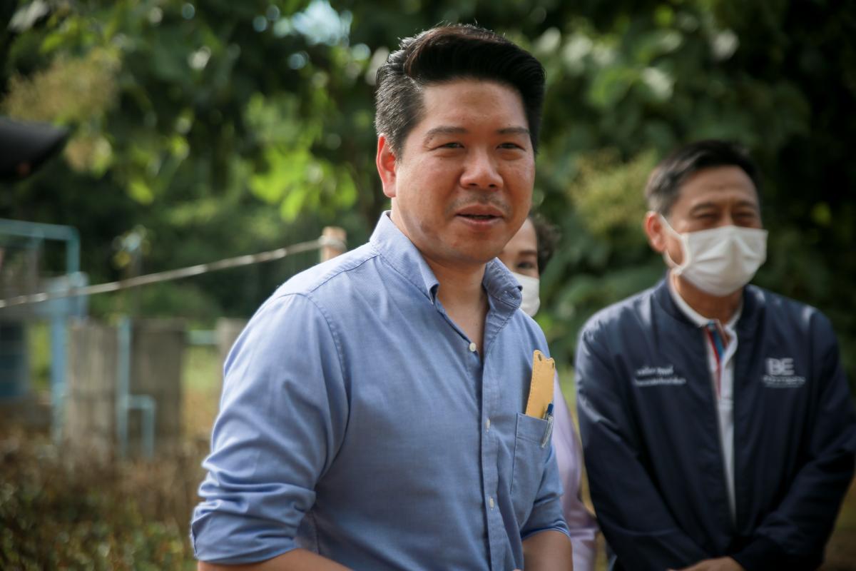 ว่าที่ ดร.ฑีฆะพล ทวีเกื้อกูลกิจ รองนายกองค์การบริหารส่วนจังหวัดตาก พร้อมด้วยคณะผู้บริหาร และเจ้าหน้าที่สำนักช่าง ลงพื้นที่ตรวจติดตามการแก้ปัญหาแม่น้ำวังล้นตลิ่ง กัดเซาะถนนขาด สายทางที่ ตก.ถ. 1-0014. บ้านวังไคร้ - บ้านสองแคว อำเภอสามเงา