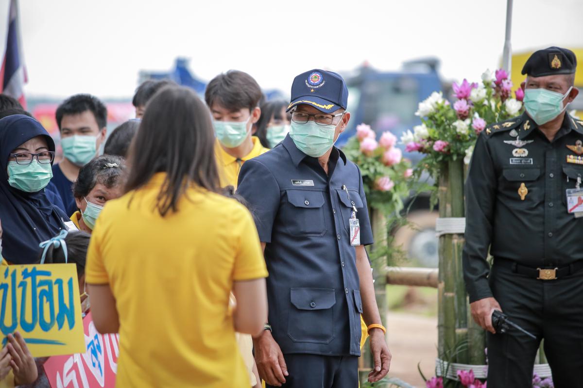 ายกองค์การบริหารส่วนจังหวัดตาก พร้อมด้วย ว่าที่ ดร.ฑีฆะพล ทวีเกื้อกูลกิจ รองนายกองค์การบริหารส่วนจังหวัดตาก ร่วมต้อนรับ พลเอกประวิตร วงษ์สุวรรณ รองนายกรัฐมนตรี และคณะ 