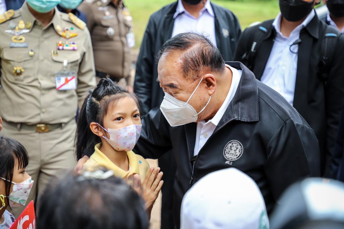 ายกองค์การบริหารส่วนจังหวัดตาก พร้อมด้วย ว่าที่ ดร.ฑีฆะพล ทวีเกื้อกูลกิจ รองนายกองค์การบริหารส่วนจังหวัดตาก ร่วมต้อนรับ พลเอกประวิตร วงษ์สุวรรณ รองนายกรัฐมนตรี และคณะ 
