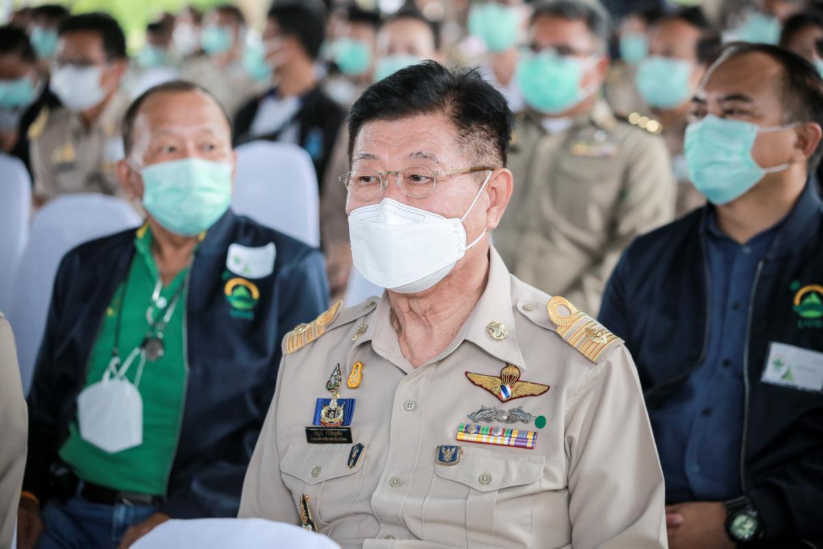 ายกองค์การบริหารส่วนจังหวัดตาก พร้อมด้วย ว่าที่ ดร.ฑีฆะพล ทวีเกื้อกูลกิจ รองนายกองค์การบริหารส่วนจังหวัดตาก ร่วมต้อนรับ พลเอกประวิตร วงษ์สุวรรณ รองนายกรัฐมนตรี และคณะ 