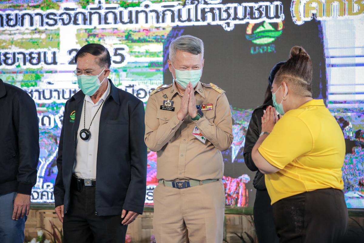 ายกองค์การบริหารส่วนจังหวัดตาก พร้อมด้วย ว่าที่ ดร.ฑีฆะพล ทวีเกื้อกูลกิจ รองนายกองค์การบริหารส่วนจังหวัดตาก ร่วมต้อนรับ พลเอกประวิตร วงษ์สุวรรณ รองนายกรัฐมนตรี และคณะ 