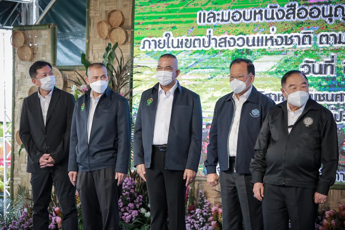 ายกองค์การบริหารส่วนจังหวัดตาก พร้อมด้วย ว่าที่ ดร.ฑีฆะพล ทวีเกื้อกูลกิจ รองนายกองค์การบริหารส่วนจังหวัดตาก ร่วมต้อนรับ พลเอกประวิตร วงษ์สุวรรณ รองนายกรัฐมนตรี และคณะ 