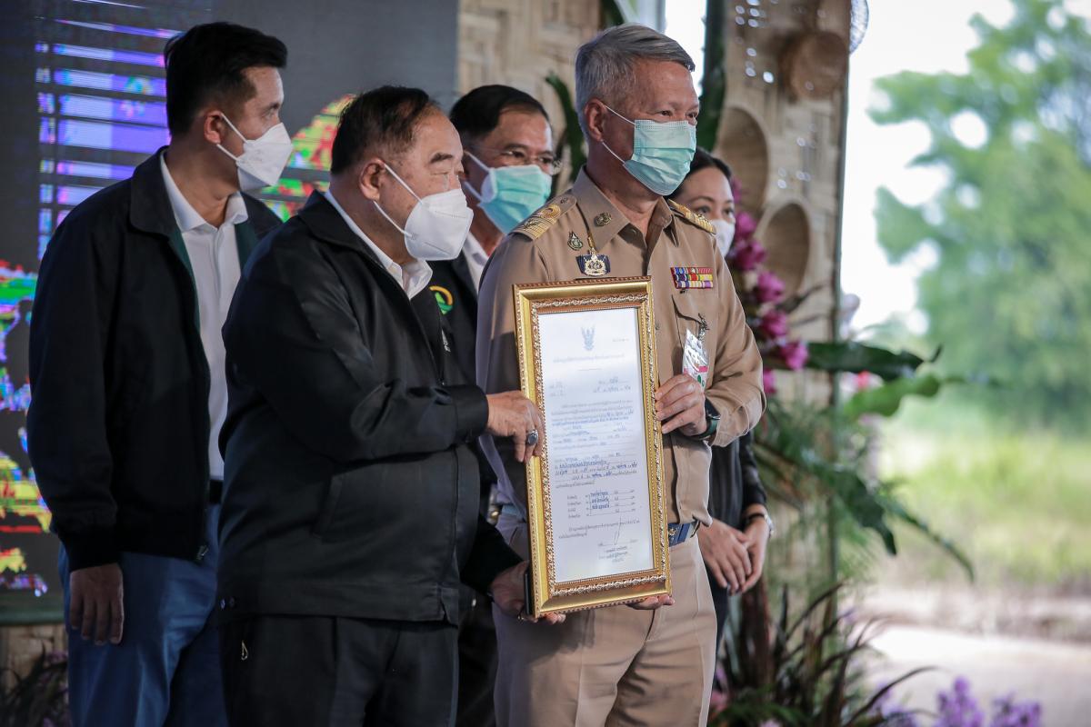 ายกองค์การบริหารส่วนจังหวัดตาก พร้อมด้วย ว่าที่ ดร.ฑีฆะพล ทวีเกื้อกูลกิจ รองนายกองค์การบริหารส่วนจังหวัดตาก ร่วมต้อนรับ พลเอกประวิตร วงษ์สุวรรณ รองนายกรัฐมนตรี และคณะ 