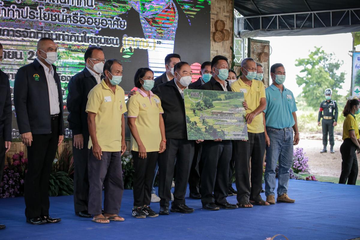 ายกองค์การบริหารส่วนจังหวัดตาก พร้อมด้วย ว่าที่ ดร.ฑีฆะพล ทวีเกื้อกูลกิจ รองนายกองค์การบริหารส่วนจังหวัดตาก ร่วมต้อนรับ พลเอกประวิตร วงษ์สุวรรณ รองนายกรัฐมนตรี และคณะ 
