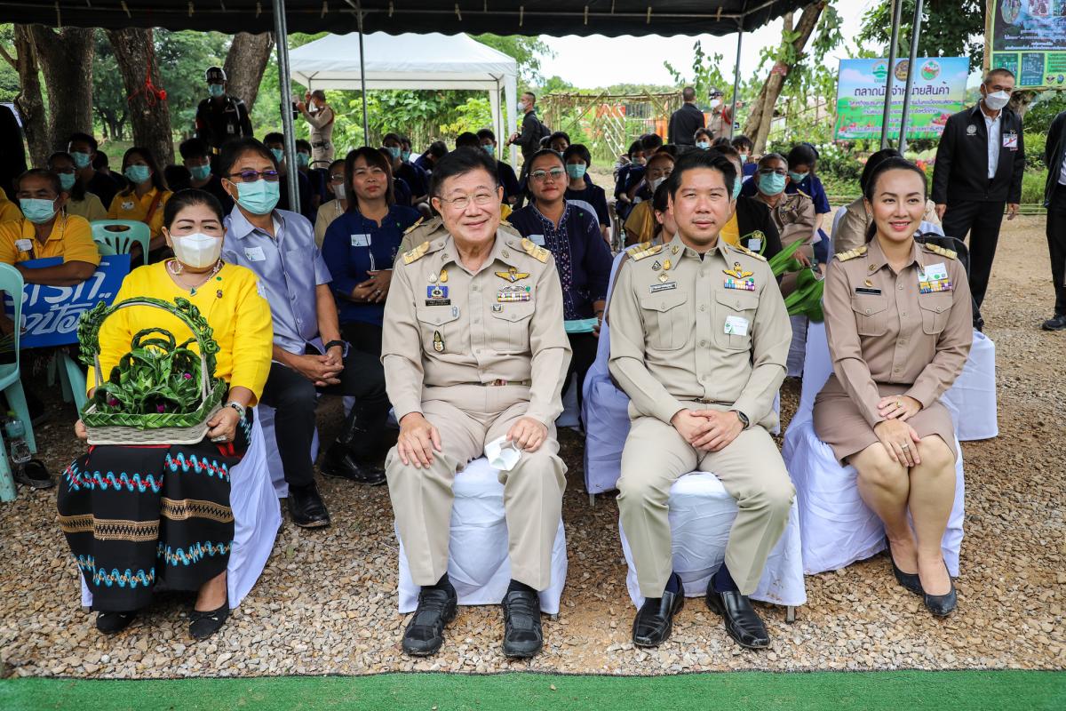 ายกองค์การบริหารส่วนจังหวัดตาก พร้อมด้วย ว่าที่ ดร.ฑีฆะพล ทวีเกื้อกูลกิจ รองนายกองค์การบริหารส่วนจังหวัดตาก ร่วมต้อนรับ พลเอกประวิตร วงษ์สุวรรณ รองนายกรัฐมนตรี และคณะ 