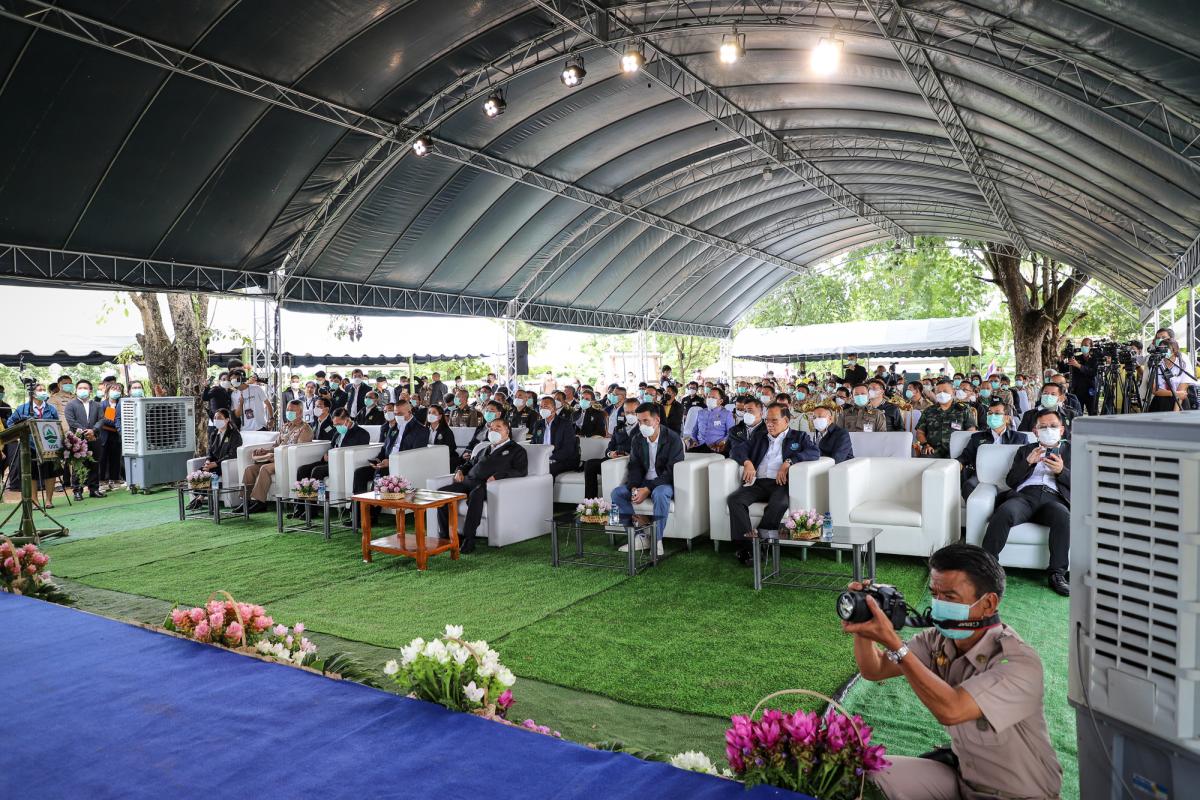ายกองค์การบริหารส่วนจังหวัดตาก พร้อมด้วย ว่าที่ ดร.ฑีฆะพล ทวีเกื้อกูลกิจ รองนายกองค์การบริหารส่วนจังหวัดตาก ร่วมต้อนรับ พลเอกประวิตร วงษ์สุวรรณ รองนายกรัฐมนตรี และคณะ 