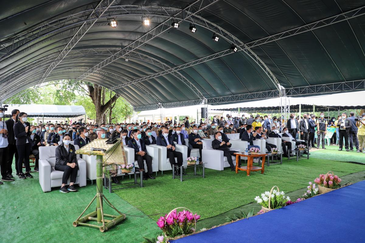 ายกองค์การบริหารส่วนจังหวัดตาก พร้อมด้วย ว่าที่ ดร.ฑีฆะพล ทวีเกื้อกูลกิจ รองนายกองค์การบริหารส่วนจังหวัดตาก ร่วมต้อนรับ พลเอกประวิตร วงษ์สุวรรณ รองนายกรัฐมนตรี และคณะ 