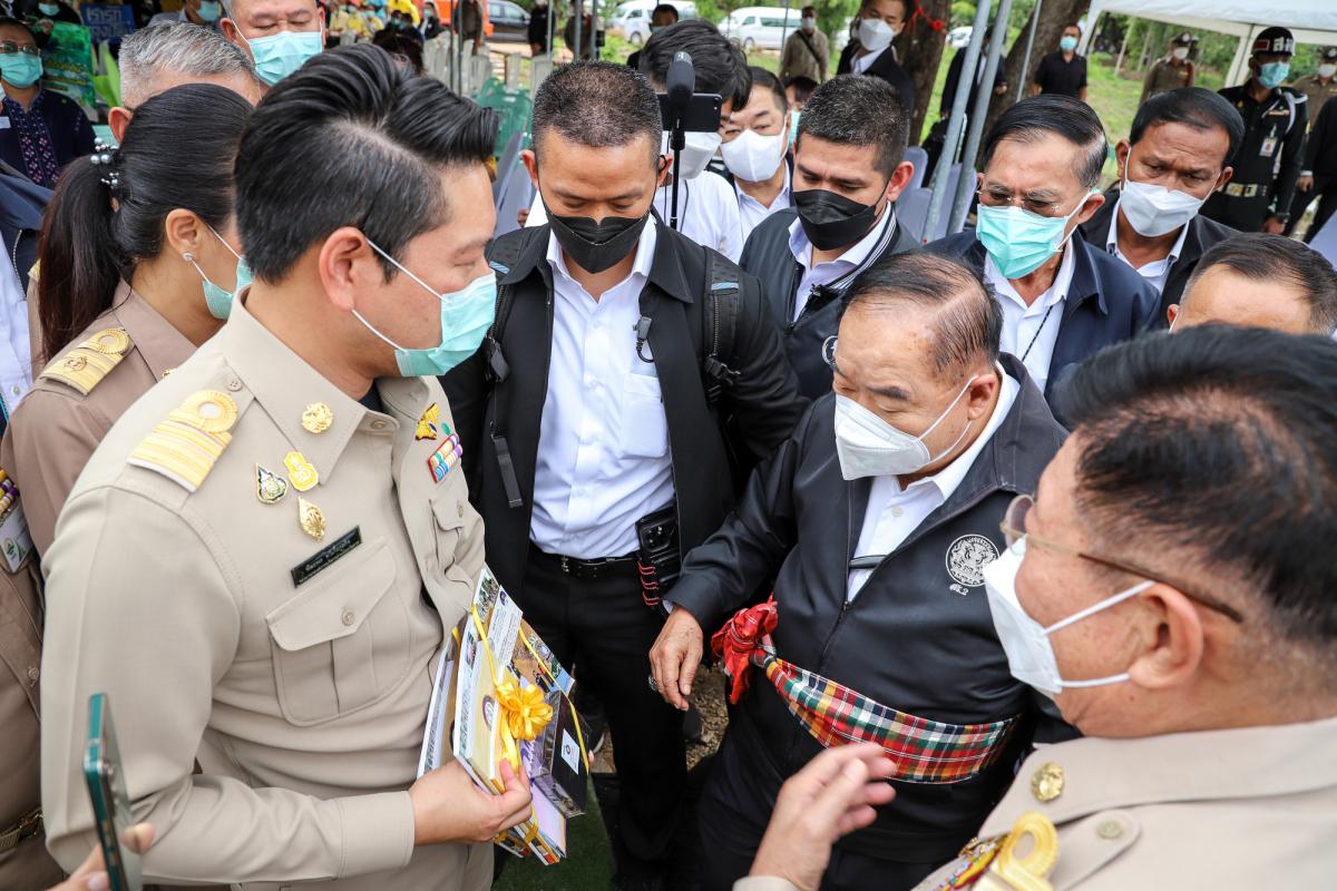 ายกองค์การบริหารส่วนจังหวัดตาก พร้อมด้วย ว่าที่ ดร.ฑีฆะพล ทวีเกื้อกูลกิจ รองนายกองค์การบริหารส่วนจังหวัดตาก ร่วมต้อนรับ พลเอกประวิตร วงษ์สุวรรณ รองนายกรัฐมนตรี และคณะ 