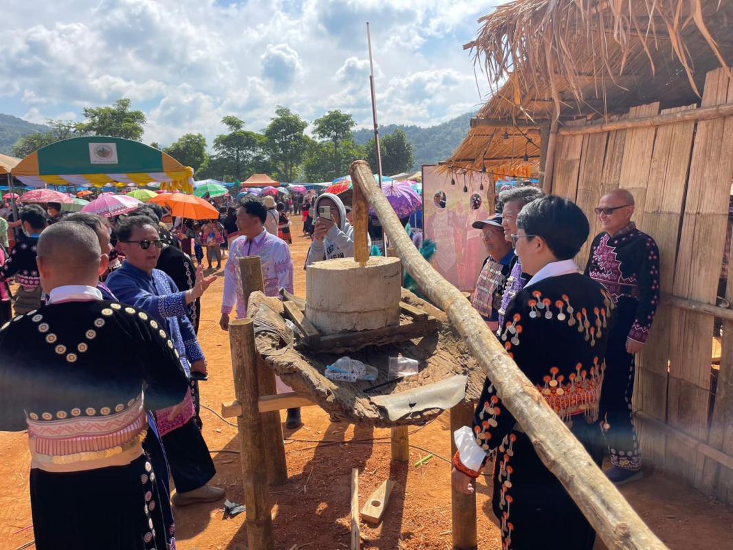 นายปุญญภพ ซื่อสัตย์พอ เลขานุการนายกองค์การบริหารส่วนจังหวัดตาก เป็นประธานเปิดงานประเพณีปีใหม่ม้ง ประจำปีงบประมาณ 2566 ตำบลโมโกร อำเภออุ้มผาง จังหวัดตาก