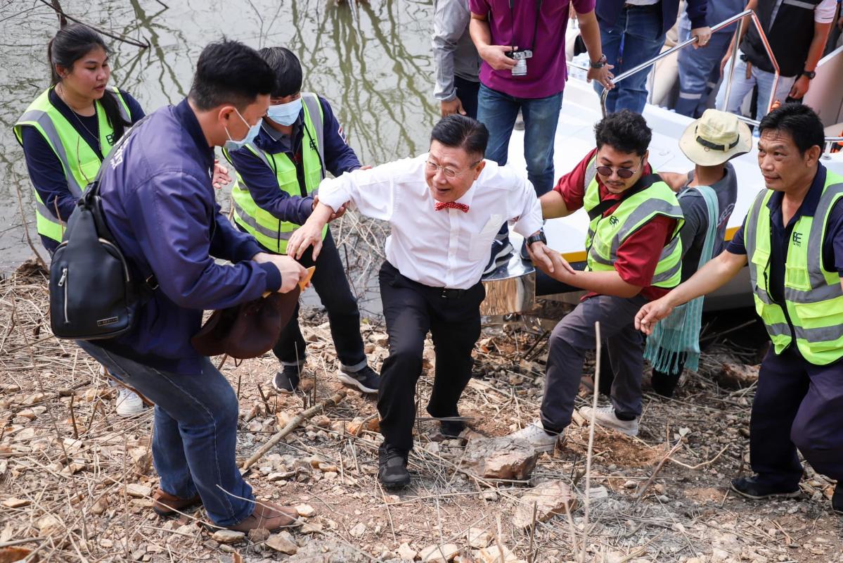 นายกองค์การบริหารส่วนจังหวัดตากร่วมลงพื้นที่ตรวจสอบข้อเท็จจริง กรณีชาวบ้านตำบลบ้านนา จำนวน 2,010 คน ขอพระราชทานความช่วยเหลือในการก่อสร้างสะพานฯ