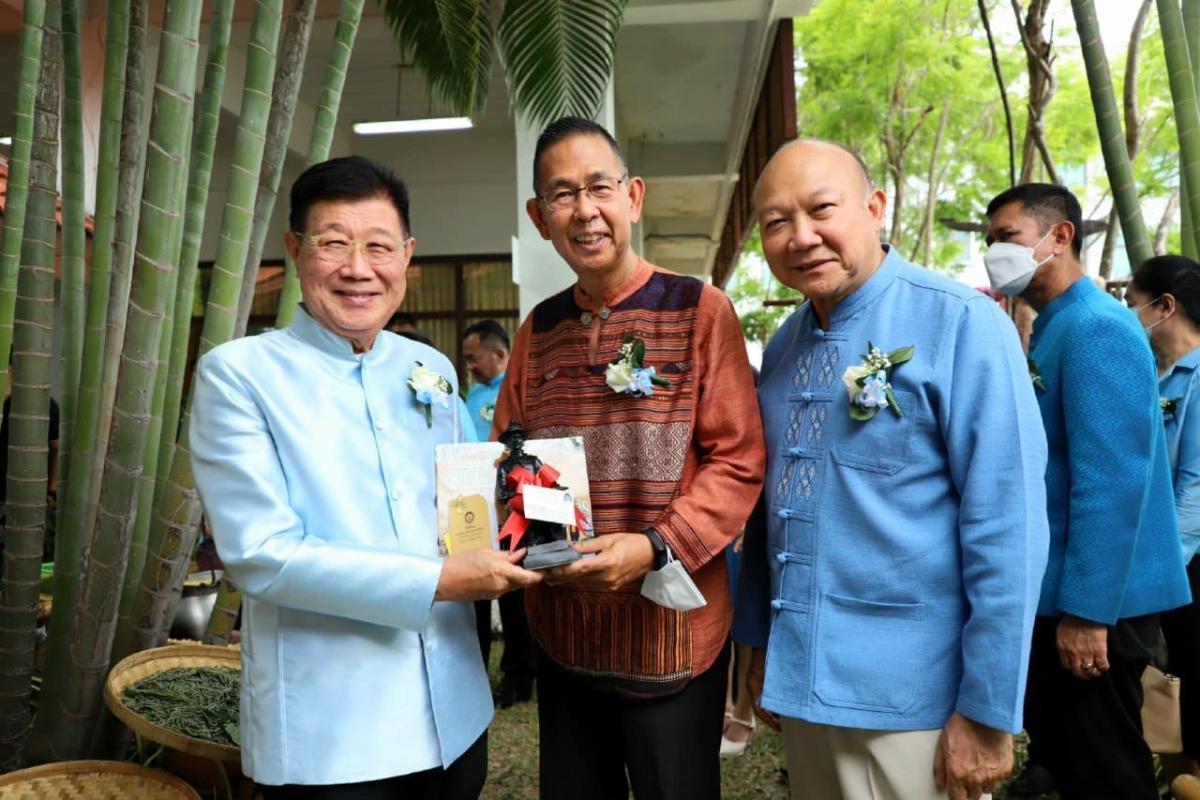 นายกองค์การบริหารส่วนจังหวัดตาก พร้อมด้วยสมาชิกสภาองค์การบริหารส่วนจังหวัดตาก หัวหน้าส่วนราชการ ข้าราชการและเจ้าหน้าที่ เข้าร่วมงาน “เส้นทางสายไหม อัตลักษณ์ผ้าไทยล้านนา”