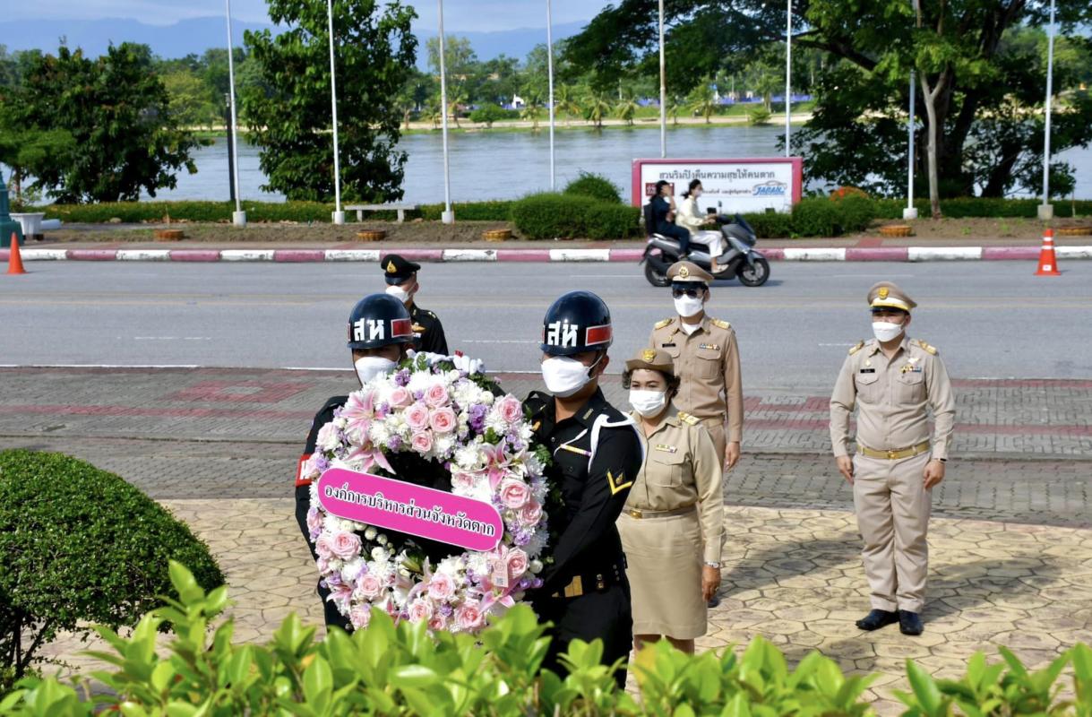 ปลัดองค์การบริหารส่วนจังหวัดตาก ร่วมพิธีวางพวงมาลาอนุสาวรีย์ จอมพล ถนอม กิตติขจร