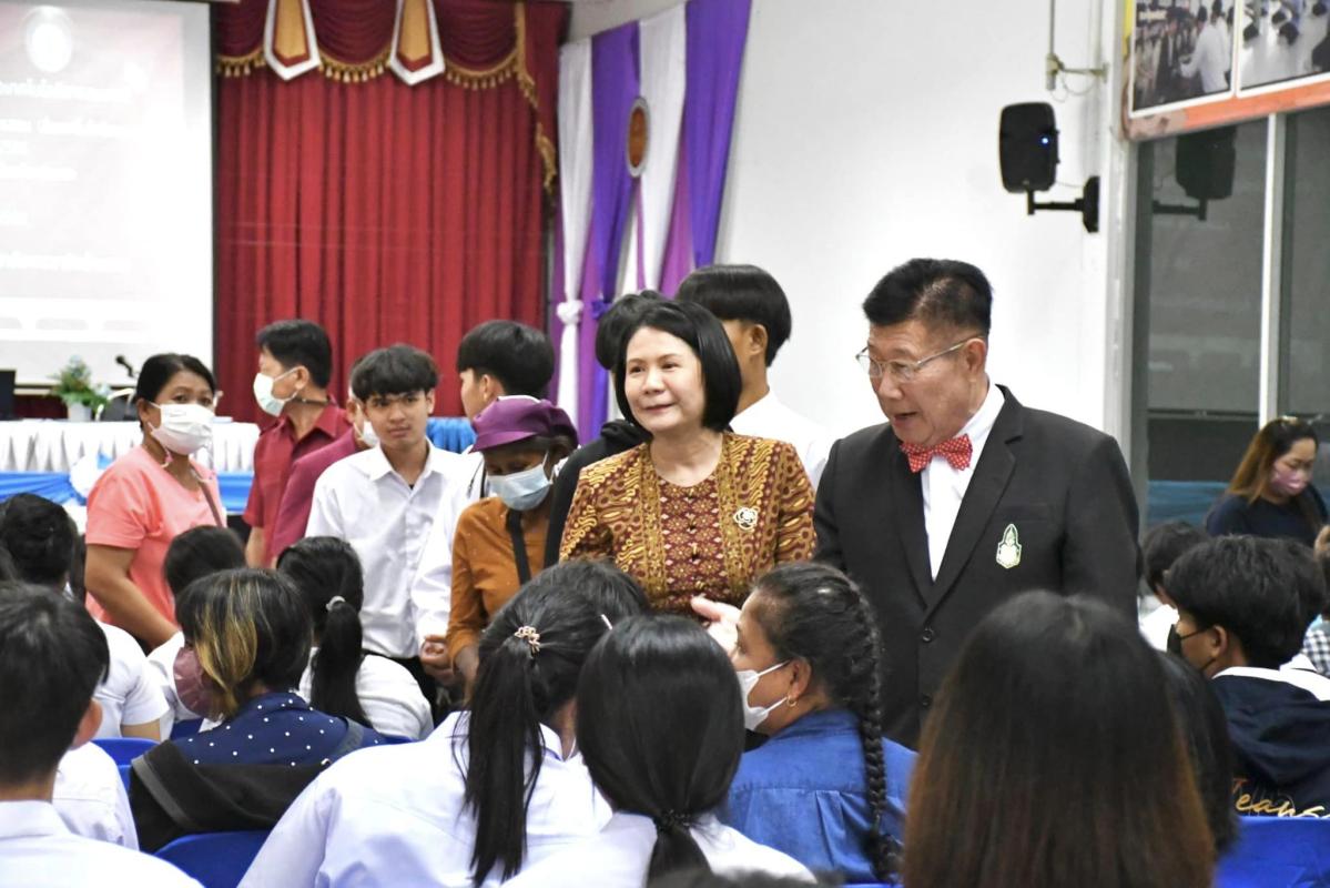 นายกองค์การบริหารส่วนจังหวัดตาก เป็นประธานในพิธีมอบสื่อการเรียนการสอน (สื่อเทคโนโลยีสารสนเทศ)
