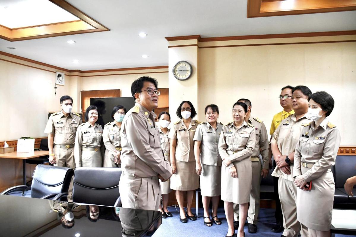 คณะผู้บริหาร หัวหน้าส่วนราชการ และเจ้าหน้าที่ สังกัดองค์การบริหารส่วนจังหวัดตาก เข้ามอบช่อดอกไม้แสดงความยินดีและต้อนรับ พ.อ.อ. ณัฐวุฒิ สุวรรณรัตน์ เนื่องในโอกาสย้ายมาดำรงตำแหน่งปลัดองค์การบริหารส่วนจังหวัดตาก