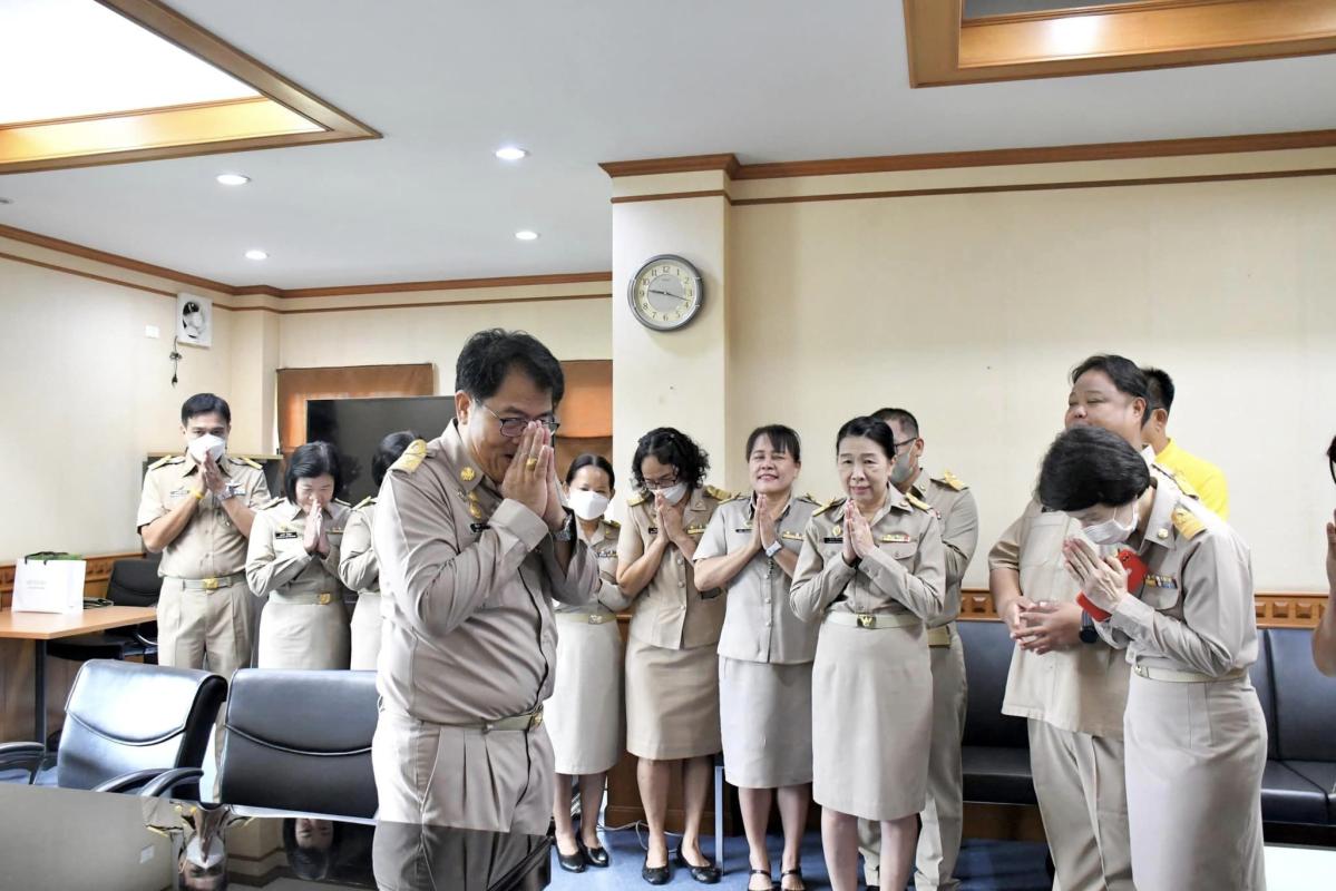 คณะผู้บริหาร หัวหน้าส่วนราชการ และเจ้าหน้าที่ สังกัดองค์การบริหารส่วนจังหวัดตาก เข้ามอบช่อดอกไม้แสดงความยินดีและต้อนรับ พ.อ.อ. ณัฐวุฒิ สุวรรณรัตน์ เนื่องในโอกาสย้ายมาดำรงตำแหน่งปลัดองค์การบริหารส่วนจังหวัดตาก