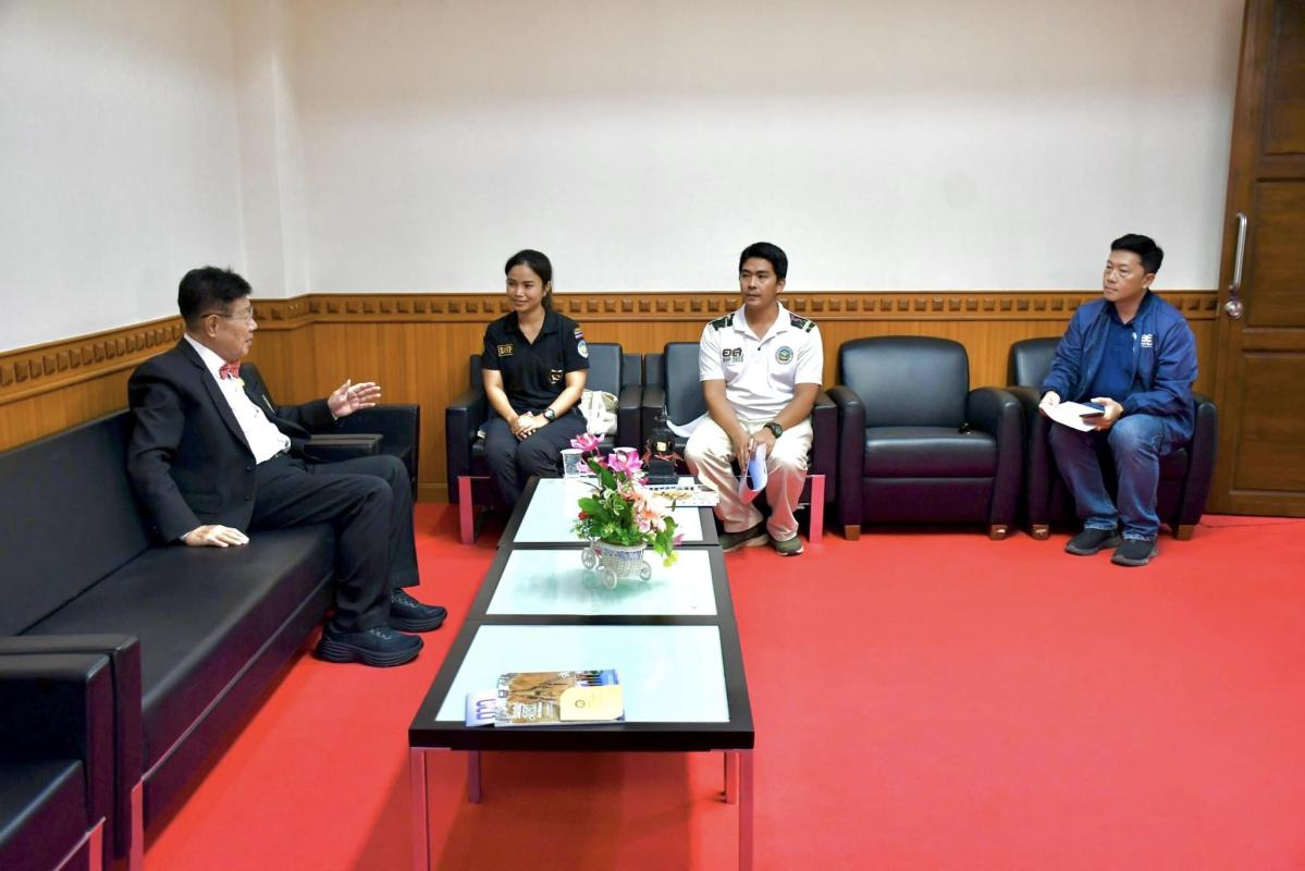 นางสาวณัตฑิตา พรมจวง หัวหน้าอุทยานแห่งชาติดอยสอยมาลัย-ไม้กลายเป็นหิน พร้อมด้วยเจ้าหน้าที่ เข้าพบ นายณัฐวุฒิ ทวีเกื้อกูลกิจ นายกองค์การบริหารส่วนจังหวัดตาก