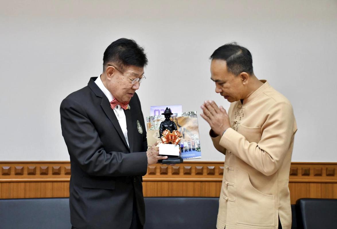 นายสัญญา เพชรเศษ นายอำเภอพบพระ เข้าพบ นายณัฐวุฒิ ทวีเกื้อกูลกิจ นายกองค์การบริหารส่วนจังหวัดตาก