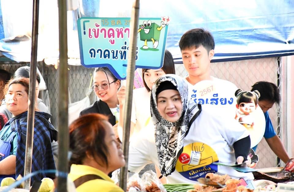 ฝ่ายประชาสัมพันธ์ อบจ.ตาก เดินบุกตลาดเช้าเมืองตาก!!! 