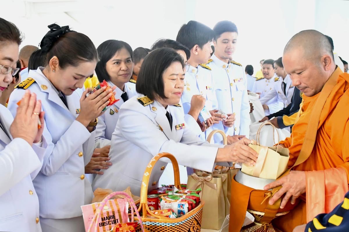 อบจ.ตาก เข้าร่วมพิธีทำบุญตักบาตรและพิธีวางพานพุ่ม วันพ่อแห่งชาติ 5 ธันวาคม
