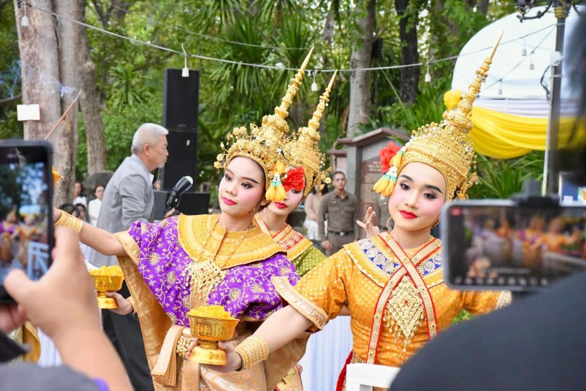 อบจ.ตาก ร่วมพิธีวางพานพุ่มเนื่องในวันสมเด็จพระเจ้าตากสินมหาราช ประจำปี 2568 