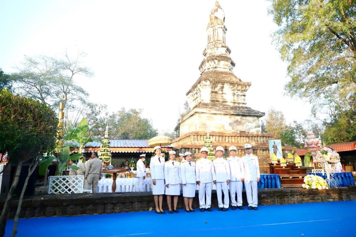 อบจ.ตาก ร่วมพิธีวางพานพุ่มดอกไม้สด เนื่องในวันพ่อขุนรามคำแหงมหาราช