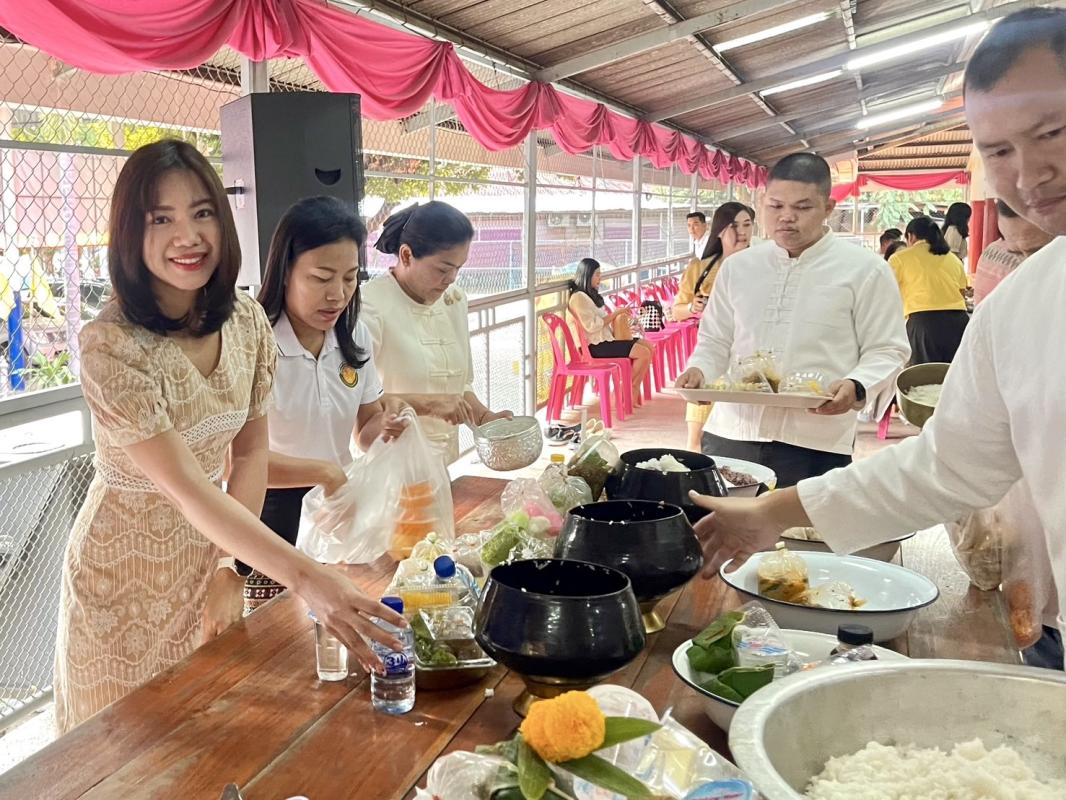 องค์การบริหารส่วนจังหวัดตาก ร่วมทำบุญตักบาตร