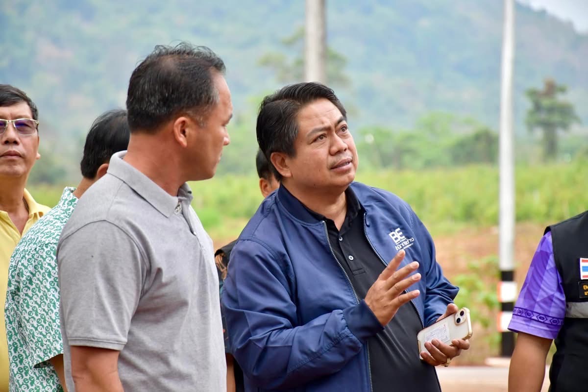 นายก อบจ.ตาก ลงพื้นที่ตรวจติดตามการทำงานของเครื่องจักรกลหนัก ในพื้นที่ อ.พบพระ จ.ตาก
