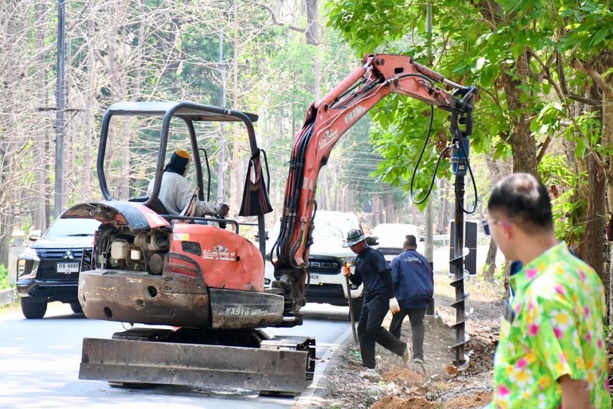 นายก อบจ.ตาก ลงพื้นที่ตรวจติดตามงานติดตั้งเครื่องหมายจราจรและอำนวยความสะดวกปลอดภัยทางหลวงท้องถิ่น ในพื้นที่ อ.แม่สอด จ.ตาก