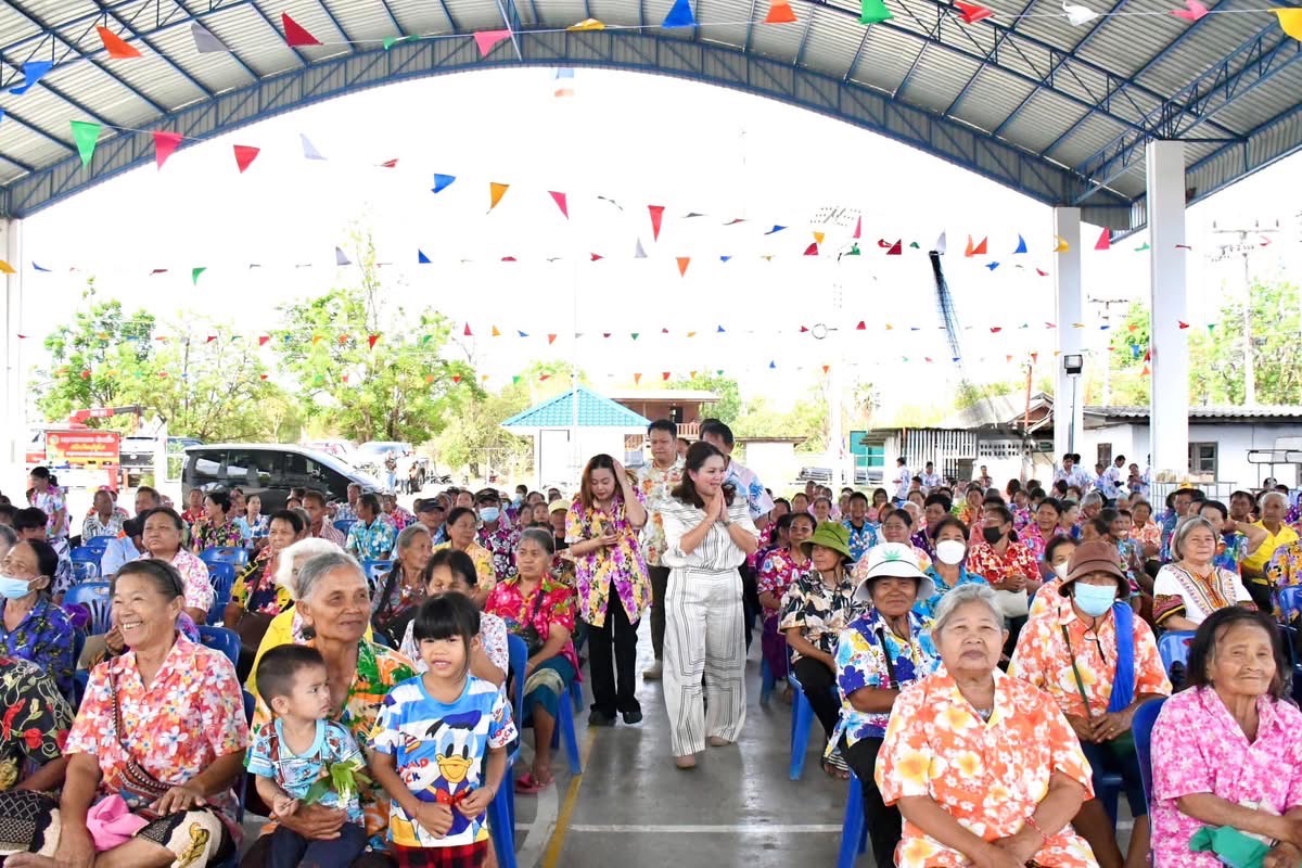นายก อบจ.ตาก ร่วมโครงการงานประเพณีท้องถิ่นรดน้ำดำหัวผู้สูงอายุ ต.ตลุกกลางทุ่ง อ.เมืองตาก จ.ตาก