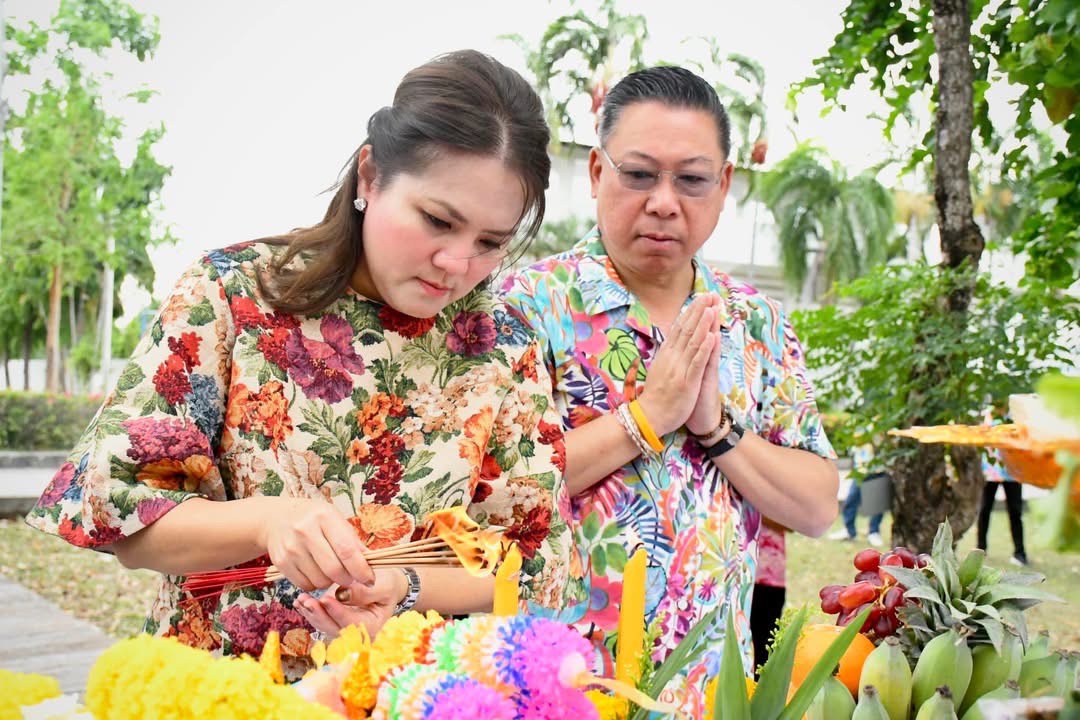 ฤกษ์งามยามดี นายก อบจ.ตาก เป็นประธานในพิธีบวงสรวง และเปลี่ยนเครื่องสักการะศาลพระพรหม พระภูมิ เจ้าที่ (ด้านหน้า และด้านหลัง อบจ.ตาก)