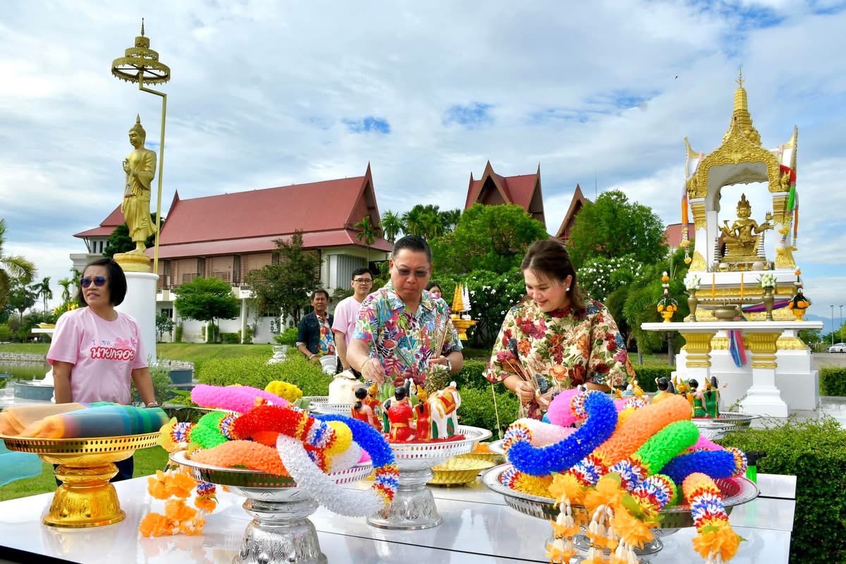 ฤกษ์งามยามดี นายก อบจ.ตาก เป็นประธานในพิธีบวงสรวง และเปลี่ยนเครื่องสักการะศาลพระพรหม พระภูมิ เจ้าที่ (ด้านหน้า และด้านหลัง อบจ.ตาก)