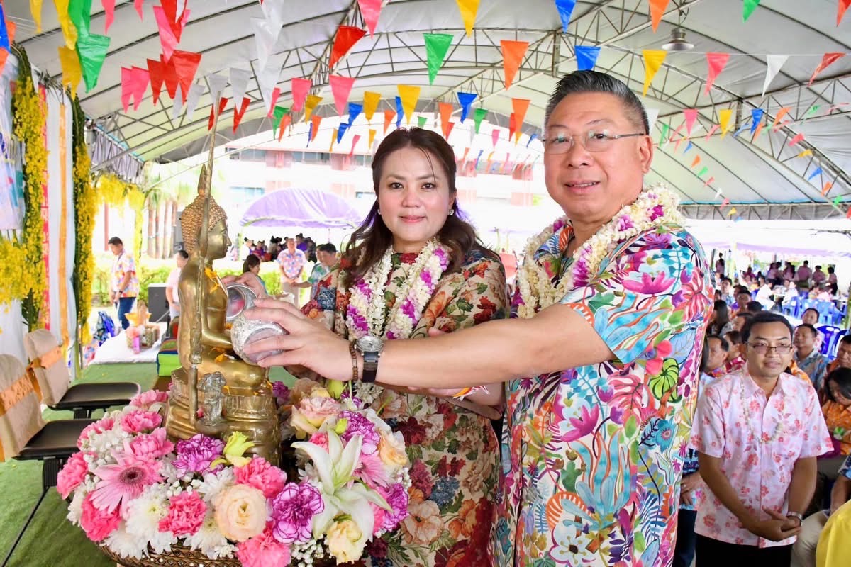 อบจ.ตาก จัดพิธีรดน้ำดำหัวและขอพร นายกอบจ.ตาก เนื่องในโอกาสประเพณีสงกรานต์ ประจำปี 2568
