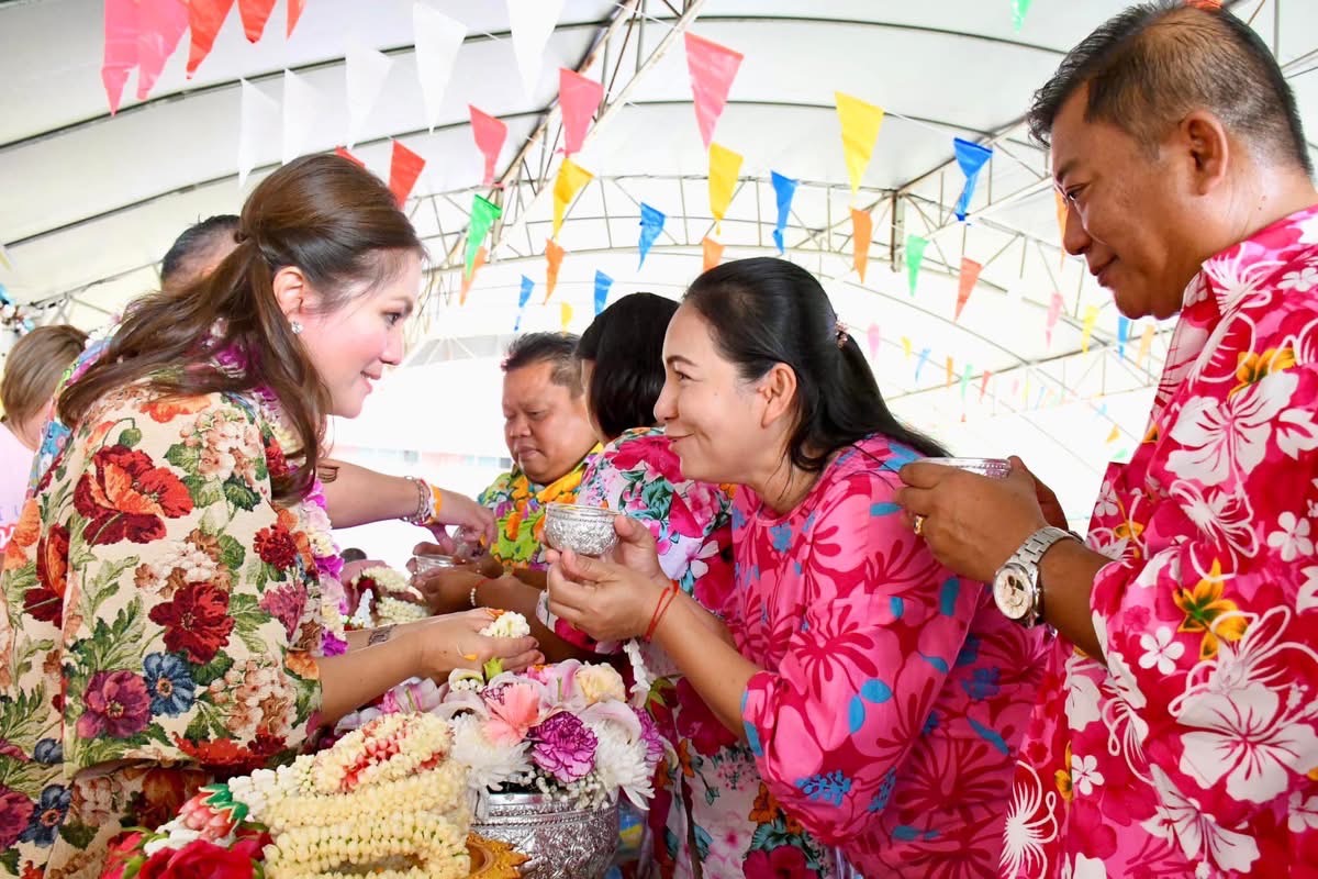 อบจ.ตาก จัดพิธีรดน้ำดำหัวและขอพร นายกอบจ.ตาก เนื่องในโอกาสประเพณีสงกรานต์ ประจำปี 2568