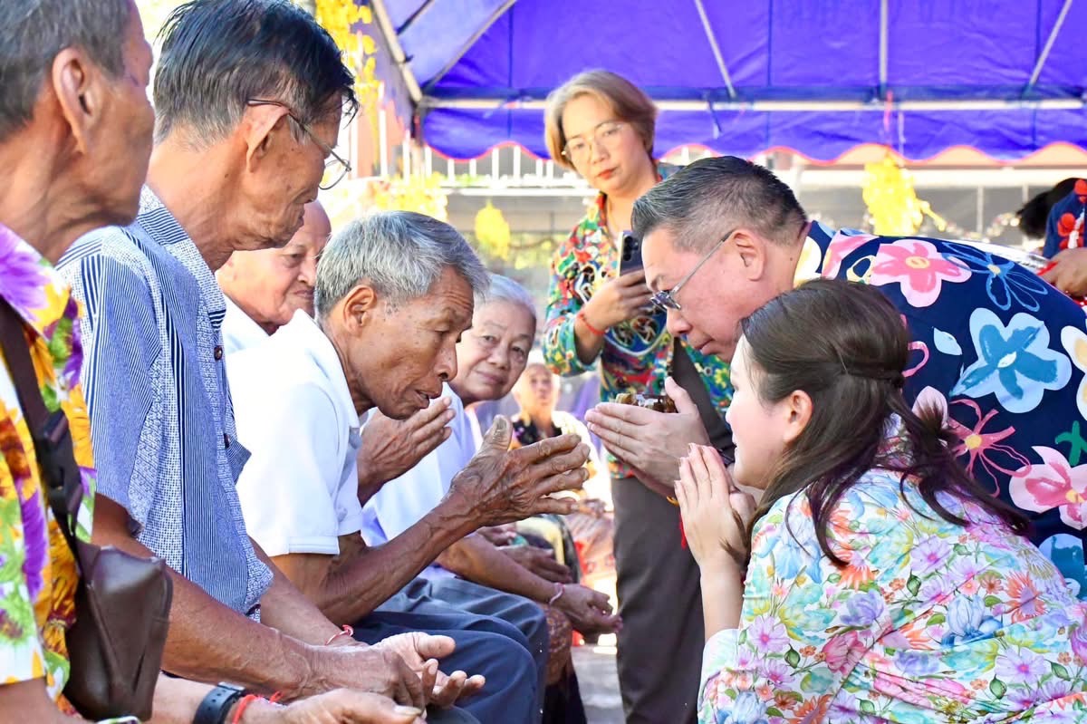 นายก อบจ.ตาก ร่วมกิจกรรมสืบสานประเพณีงานรดน้ำดำหัวผู้สูงอายุ ม.6 ต.สมอโคน อ.บ้านตาก จ.ตาก
