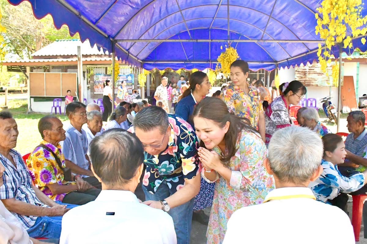 นายก อบจ.ตาก ร่วมกิจกรรมสืบสานประเพณีงานรดน้ำดำหัวผู้สูงอายุ ม.6 ต.สมอโคน อ.บ้านตาก จ.ตาก