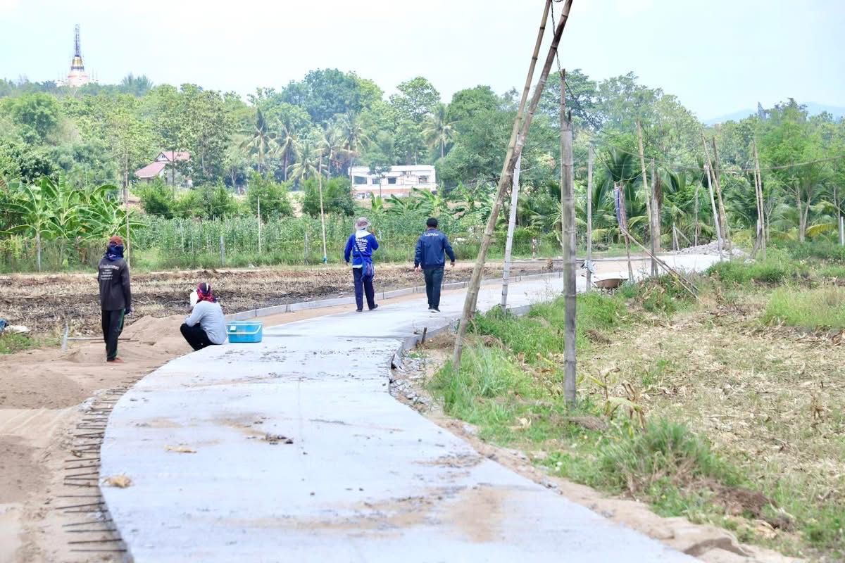  นายก อบจ.ตาก ลงพื้นที่ตรวจติดตาม โครงการถนน งบประมาณ 477,000 บาท