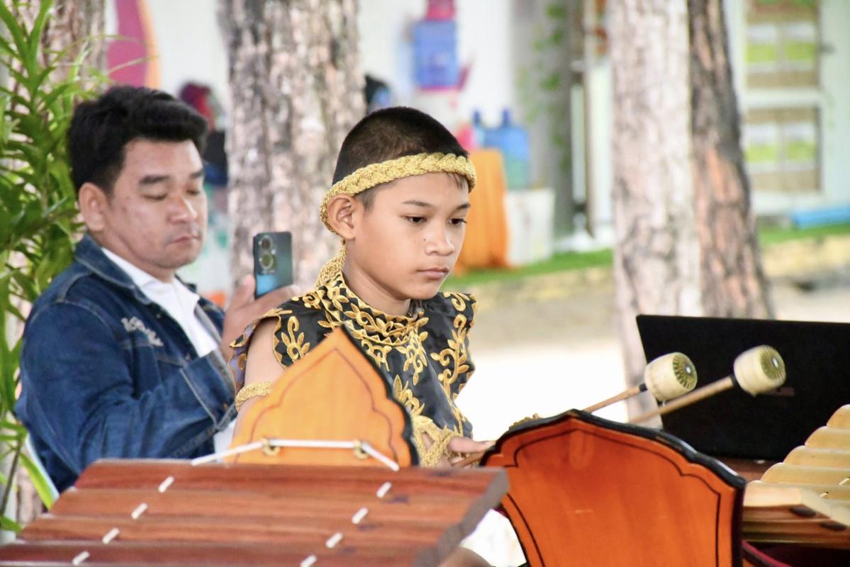 อบจ.ตาก มอบสื่อการเรียนการสอน โรงเรียนบ้านเนินมะลื่น งบประมาณ 75,000 บาท