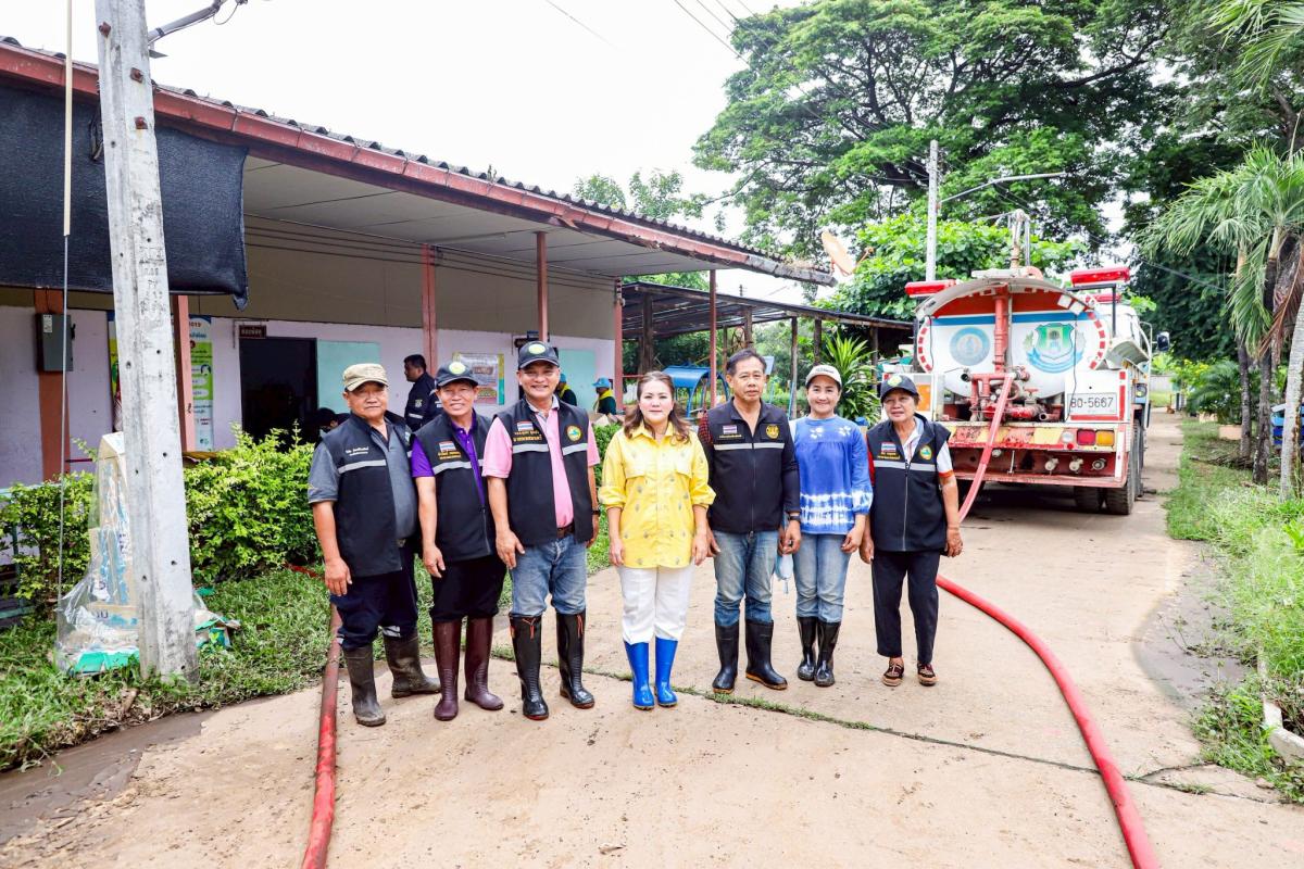 นายกจอย นำทีม ป้องกันและบรรเทาสาธารณภัย อบจ.ตาก ร่วมทำความสะอาดพื้นที่ตำบลทุ่งกระเชาะ อำเภอบ้านตาก หลังน้ำลด
